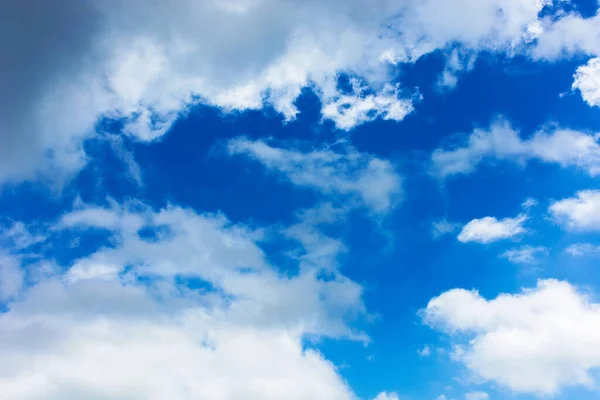 Pluizige Cumulus Wolken Een Blauwe Lucht Mooie Natuur Achtergrond Ochtend — Stockfoto