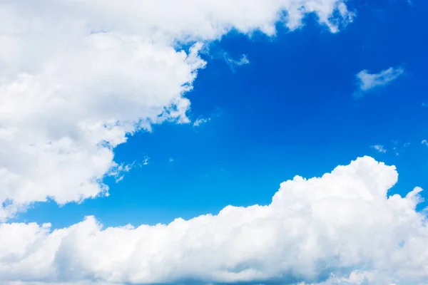 Het Weer Nadert Een Zonnige Dag Witte Pluizige Wolken Een — Stockfoto