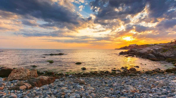 Magnífico Amanecer Mar Costa Rocosa Nubes Luz Mañana Impresionante Vista — Foto de Stock