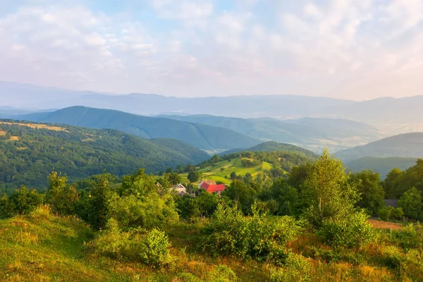 Bergige Ländliche Landschaft Bei Sonnenuntergang Wunderbare Naturlandschaft Mit Bewaldeten Sanften — Stockfoto