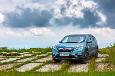perechyn, ukraine - 22 Haziran 2019: Dağlarda mavi honda cr-v. Yazın bulutlu bir hava. araba konseptiyle seyahat