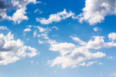 Mavi gökyüzü ve güneşli bir havada beyaz bulutlar. atmosfer özgürlüğü kavramı. İlkbaharda doğa serisi. kurulum ve tasarım için yaratıcı gradyan arkaplan