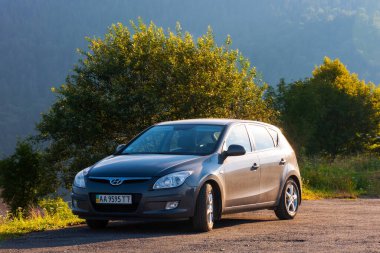 Mizhirya, Ukrayna - AUG 08, 2020: araba ormanın yakınına park etti. Sabah ışığında güzel doğa manzarası. Araba konseptiyle seyahat. Küçük bir hatchback 'te yaz maceraları