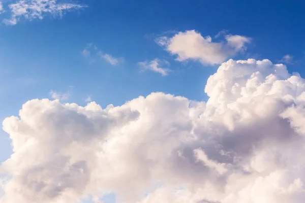 Mavi Gökyüzünde Beyaz Kümülüs Bulutları Akşam Işığında Güzel Doğa Arka — Stok fotoğraf