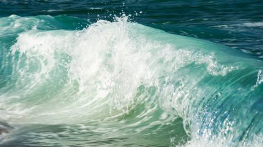Soyut deniz arka planı. Yeşil dalga yaklaşıyor. Akşam ışığında bulanık su