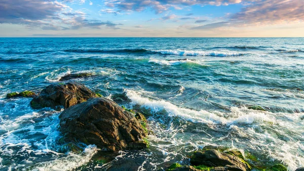 Sabahın Ilk Işıklarıyla Kayalık Sahil Deniz Dalgaları Kayaların Üzerine Düşüyor — Stok fotoğraf