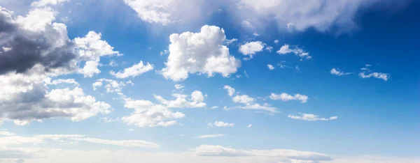Geniş Açılı Mavi Gökyüzü Manzarası Güneşli Bir Havada Beyaz Bulutlar — Stok fotoğraf