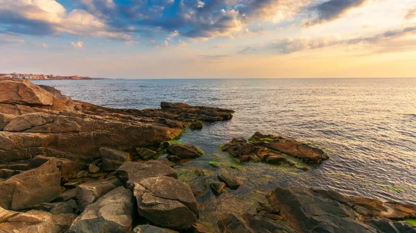 Magnífico Amanecer Mar Costa Rocosa Nubes Luz Mañana Impresionante Vista —  Fotos de Stock