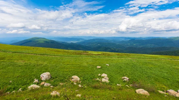 Zelená Letní Krajina Horách Venkovní Scenérie Modrou Oblohou Mraky Krásné — Stock fotografie
