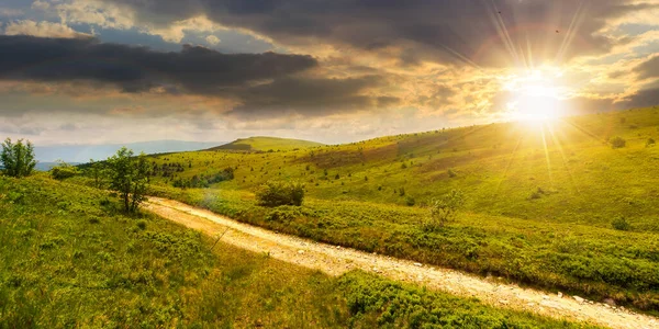 Karpaternas Bergslandskap Sommaren Vid Solnedgången Grusväg Och Vandringsled Panoramautsikt Över — Stockfoto