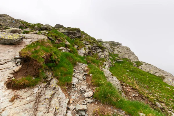 Pendientes Empinadas Las Montañas Fagaras Niebla Enormes Rocas Colinas Cubiertas — Foto de Stock