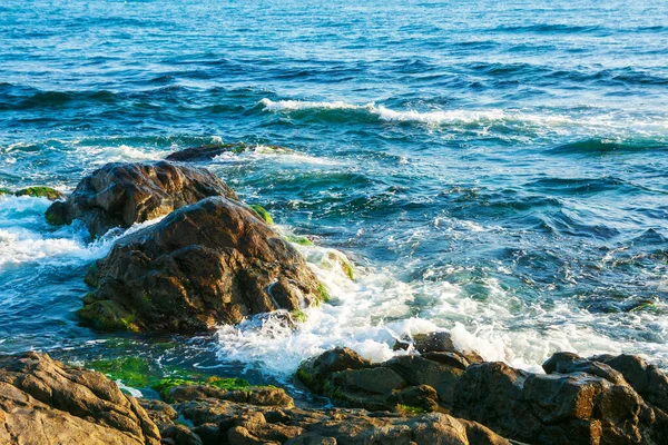 晨光下的岩石海岸 海浪冲击着岩石 夏天的黑海景 — 图库照片