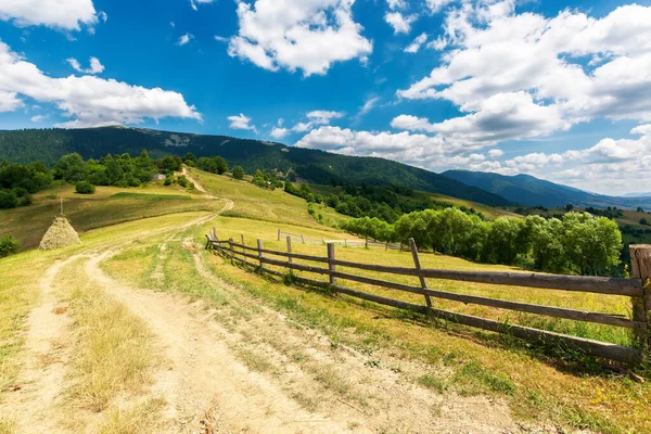 Landelijke Weg Door Grazige Weiden Prachtig Landschap Met Glooiende Heuvels — Stockfoto