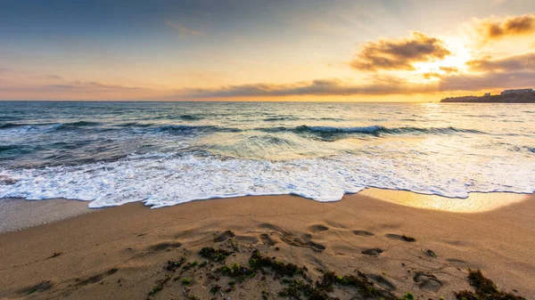 Sandstrand Vid Soluppgången Vacker Havsutsikt Bakgrund Lugna Vågor Som Sköljer — Stockfoto