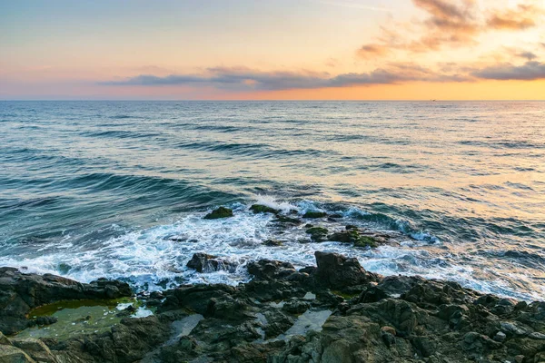 平静的早晨在海上 黎明时分 有岩石海岸的自然景观 云彩在天空中闪耀 风景图片 明信片视图 布尔加利亚 — 图库照片