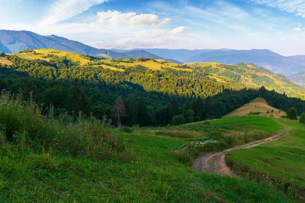 Górzysty Krajobraz Wiejski Rano Ścieżka Dół Wzgórza Wiejskiej Dolinie Niebo — Zdjęcie stockowe