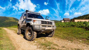 kvasy, ukraine - AUG 22, 2020: off road ready 3 door mitsubishi pajero on the hill. Kirli 4x4 şnorkel ve çamur lastikli bir araç. Güneşli bir yaz gününde dağlarda çarpıcı maceralar