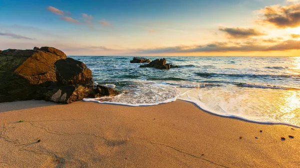 Rocks Sandy Beach Morning Light Beautiful Seascape Sunrise Calm Waves — Stockfoto