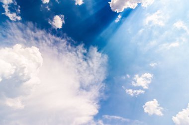 Gökyüzü ışığı beyaz bulutlarda parlıyor. Sakin yaz doğası geçmişi