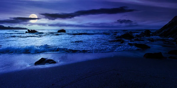 Sandstrand Der Nacht Schöne Meereslandschaft Hintergrund Ruhige Wellen Spülen Das — Stockfoto