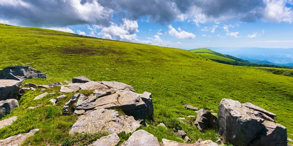 Bela Paisagem Com Pico Verde Pedras Rochas Encosta Montanha Gramada — Fotografia de Stock