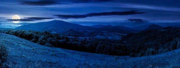 九月的夜晚 喀尔巴阡山的乡村 美丽的山景 布满青草的田野 在满月的月光下翻滚的山丘上 乡村风景 乡村在遥远的山谷里 乌云笼罩夜空 — 图库照片