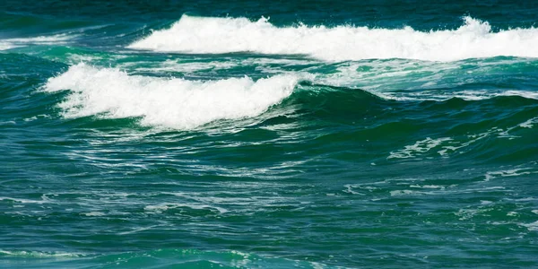 Abstraktní Moře Pozadí Zelená Vlna Zblízka Rozmazaná Voda Večerním Světle — Stock fotografie