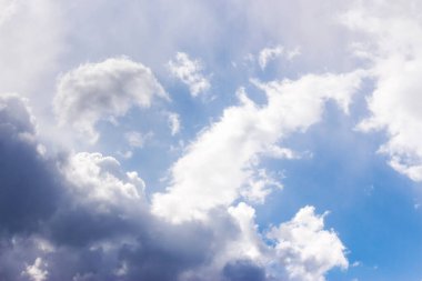 Mavi gökyüzü ve güneşli bir havada beyaz bulutlar. atmosfer özgürlüğü kavramı. İlkbaharda doğa serisi. kurulum ve tasarım için yaratıcı gradyan arkaplan