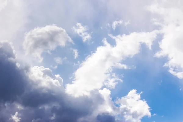 Blauwe Lucht Witte Wolken Een Zonnig Weer Luchtvrijheid Concept Natuurserie — Stockfoto