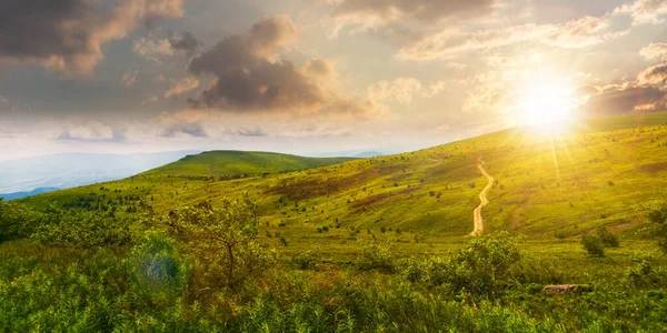 夏天日落时喀尔巴阡山的风景 土路和远足小径 在黄昏的阳光下 可以看到一个多山的乡间全景 度假和积极生活方式概念 — 图库照片