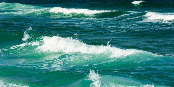 Zelená Vlna Pozadí Přirozeném Denním Světle Rozmazaná Voda Pěnová Textura — Stock fotografie