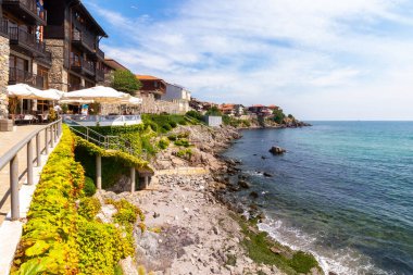 Sozopol, Bulgaria - AUG 09, 2015: Deniz kıyısında eski bir kasabanın seti. Popüler seyahat merkezi. harika yaz tatilleri