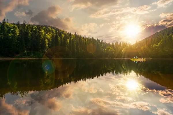 夏天日落时带着平静湖水的风景 宁静的大自然 水中有森林的倒影 美丽的旅行背景 夜光中的绿色户外环境 — 图库照片