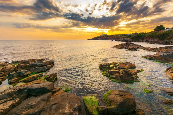 海での豪華な日の出 朝の光の中で岩だらけの海岸と雲 素晴らしい眺めだ 夏休みと天候変化の概念 — ストック写真