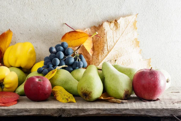 Colheita Outono Tabuleiro Madeira Muitas Frutas Maduras Alimentos Naturais Cultivados — Fotografia de Stock
