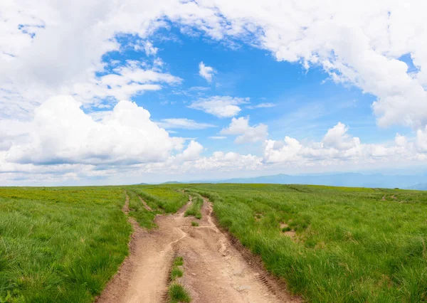 Strada Campagna Attraverso Prato Erboso Paesaggio Montano Estate Soffici Nubi — Foto Stock