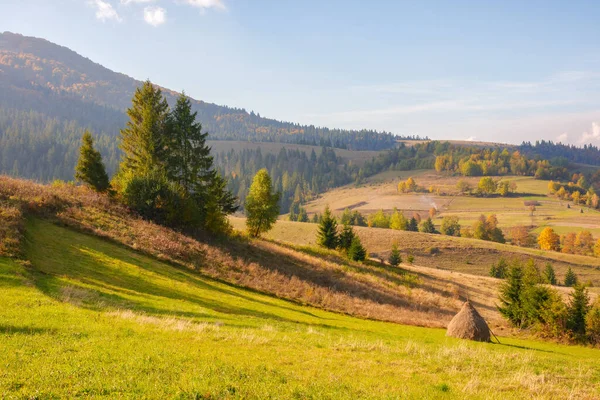 Paisaje Rural Montañoso Campos Pastos Colinas Onduladas Día Otoño Soleado —  Fotos de Stock