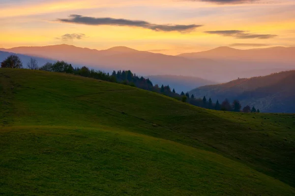 Górzysty Krajobraz Zmierzchu Zielone Trawiaste Wzgórza Jesienny Wieczór Karpacka Wiejska — Zdjęcie stockowe