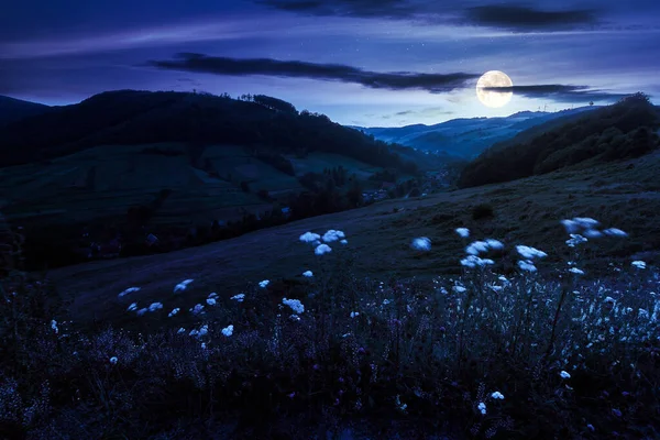 Bergslandskap Natten Landsbygdsfält Kullarna Byn Den Avlägsna Dalen Vacker Himmel — Stockfoto