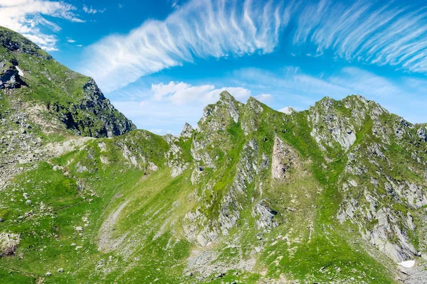 Fagaras Cume Montanha Bela Paisagem Verão Romênia Manhã Ensolarada Falésias — Fotografia de Stock