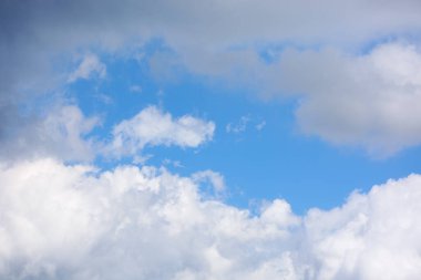 Mavi gökyüzünde kümülüs bulutları. hava değişimi tahminleri
