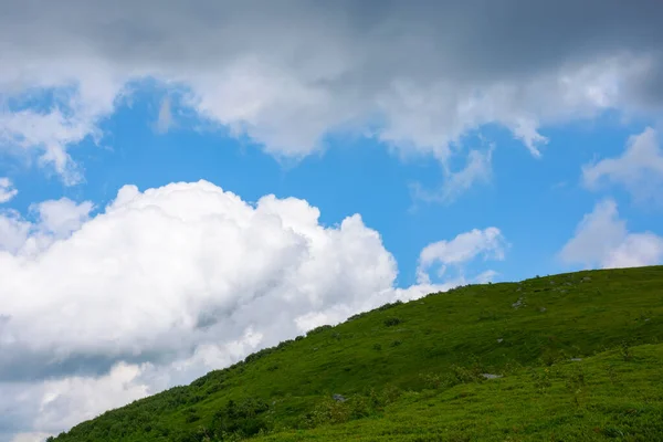 Cumulus Clouds Hill Weather Forecast Mountains Summer Nature Scenery — Zdjęcie stockowe