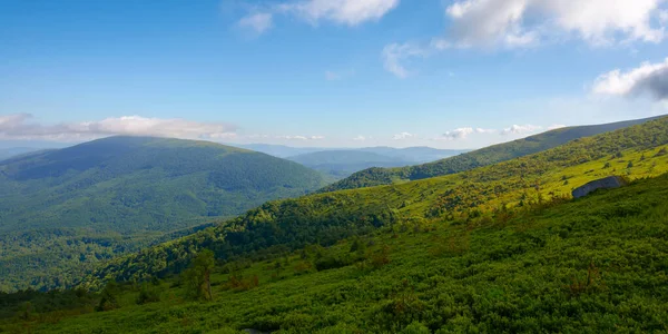 Groen Berglandschap Een Zomerochtend Grassige Heuvels Weiden Wolken Aan Hemel — Stockfoto