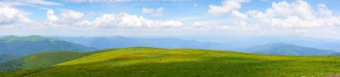 Karpat Alp Çayırları Panoraması. Uzaktaki havza sırtı. Yazın öğle vakti mavi gökyüzünde kabarık bulutlar. Kırsal alan, benekli ışık altında. seyahat özgürlüğü kavramı