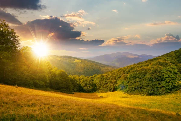 Green Pasture Hillside Sunset Forested Mountains Distance Evening Light Beautiful — Stock Photo, Image