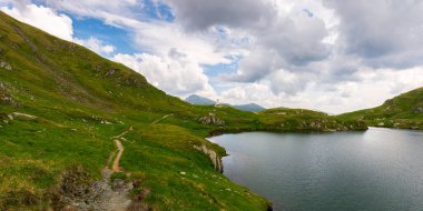 Yazın gölü olan dağ manzarası. İbne Tepesi, Romanya 'nın güzel bir seyahat yeri. Manzaralı doğa sahnesi. Yeşil ortamda açık hava macerası