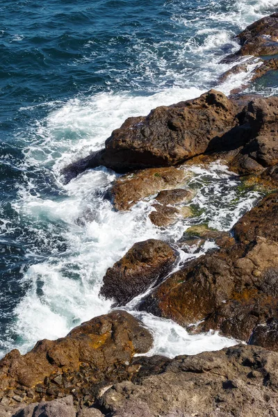 Rocas Mar Olas Rompiendo Orilla Textura Agua Piedra Verano Naturaleza — Foto de Stock