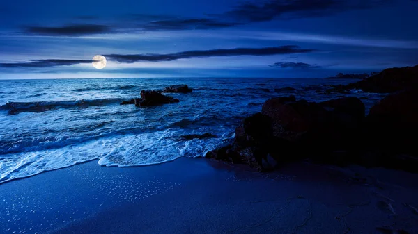 沙滩上的巨石阵 美丽的天鹅绒季节假期在黑海在满月的光芒下 平静的海浪冲刷着海岸 乌云笼罩在深蓝色的地平线之上 — 图库照片
