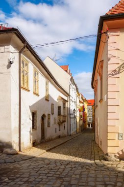 Bratislava, Slovakya - 16 Ekim 2019 Slovakya başkentinin kaldırım taşı sokakları. Şehir merkezinde rahat adımlar. Güneşli bir günde güzel bir mimari