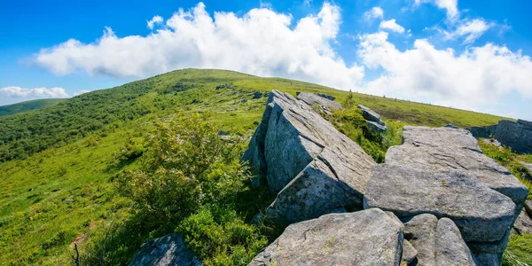 Summer Landscape Green Hills Stones Sunny Weather Fluffy Clouds Mountains — Fotografia de Stock